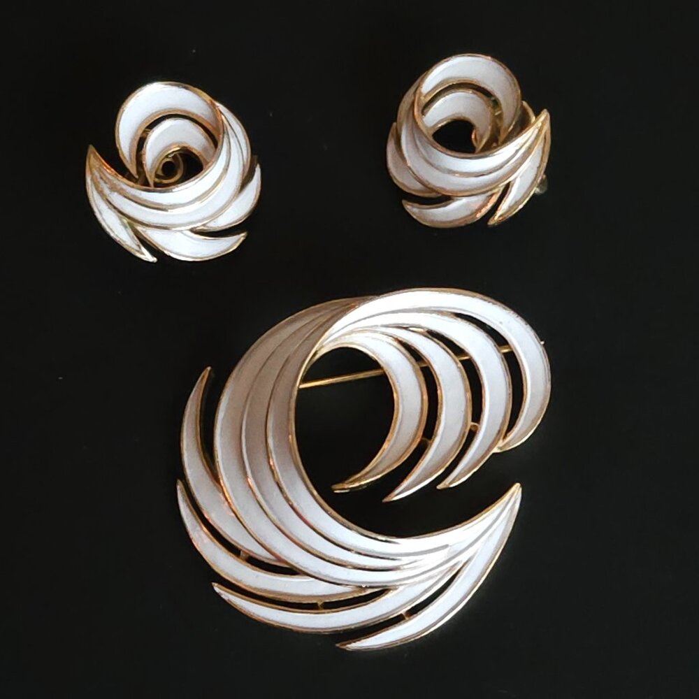 Vintage Crown Trifari Brooch & Earring Set